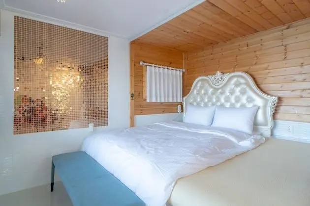 Kids Pool Dolphin Suite