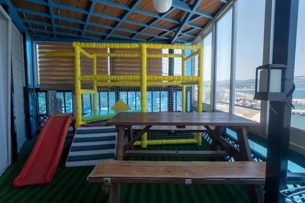 Kids Pool Dolphin Suite