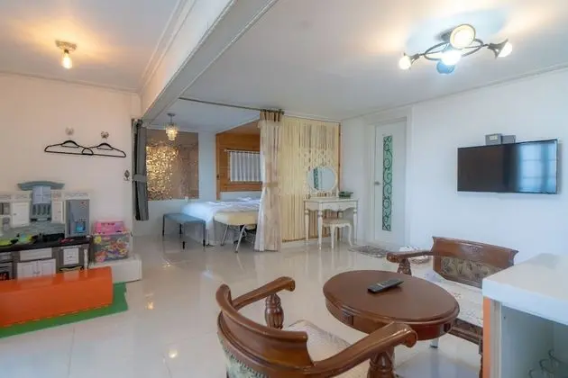 Kids Pool Dolphin Suite