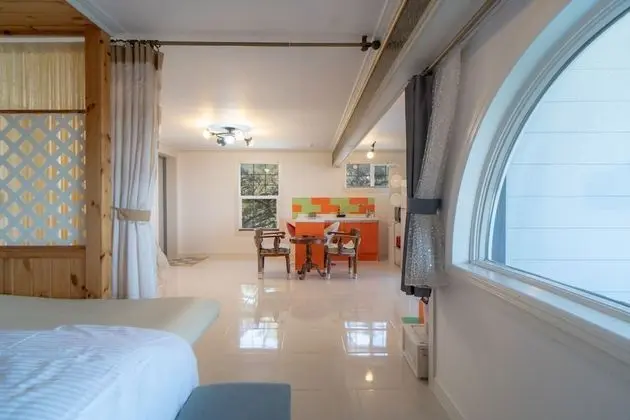 Kids Pool Dolphin Suite