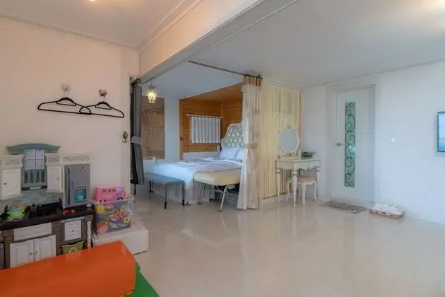 Kids Pool Dolphin Suite