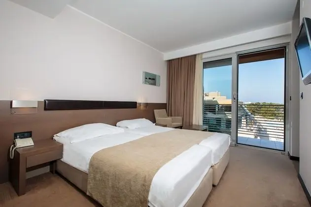 Premium room with balcony sea view - extra bed