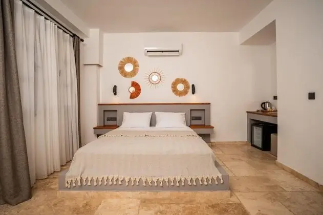 Deluxe Havuz Katı Oda