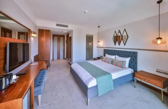 Deluxe Çift Kişilik Oda, Kısmi Deniz Manzaralı, Balkonlu