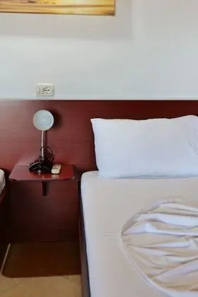 Üç Kişilik Oda, Deniz Manzaralı