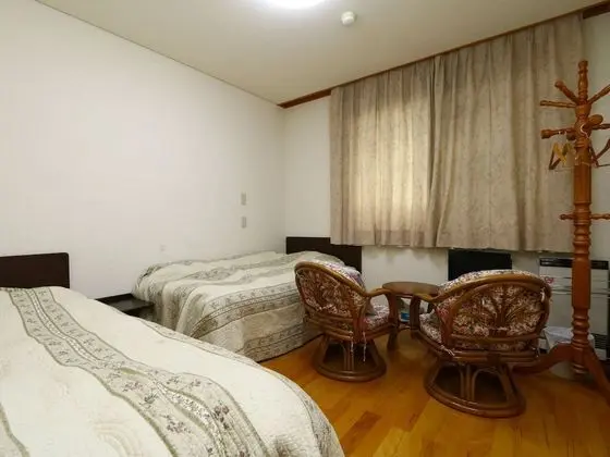İki Ayrı Yataklı Oda, Ortak Banyo