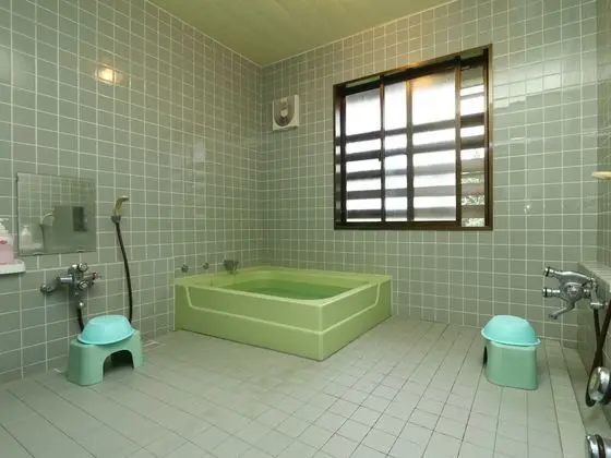 İki Ayrı Yataklı Oda, Ortak Banyo