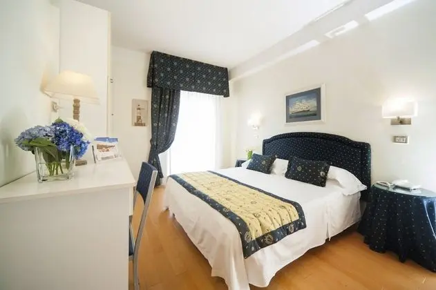 Classic Tek Büyük veya İki Ayrı Yataklı Oda, Kısmi Deniz Manzaralı