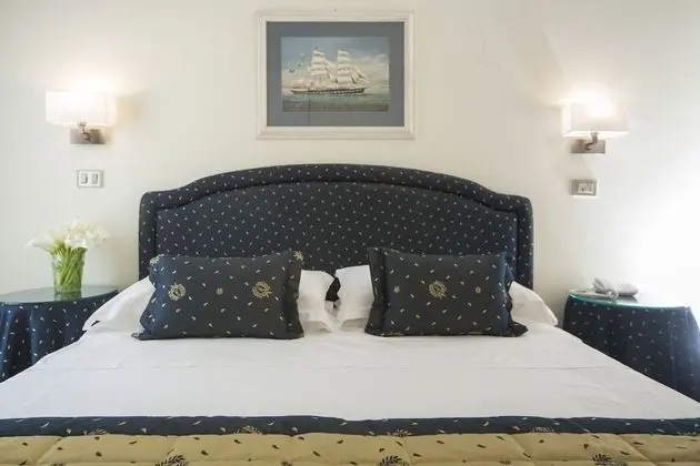 Classic Tek Büyük veya İki Ayrı Yataklı Oda, Kısmi Deniz Manzaralı