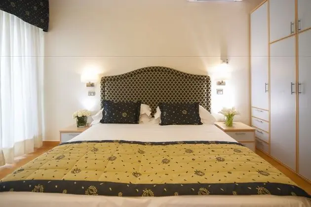 Classic Tek Büyük veya İki Ayrı Yataklı Oda, Kısmi Deniz Manzaralı