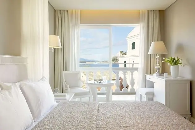 Tek Büyük veya İki Ayrı Yataklı Oda, Balkon, Kısmi Deniz Manzaralı (Side Sea View)
