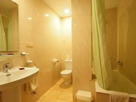 Üç Kişilik Oda