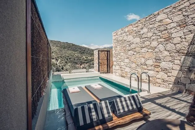 Junior Retreat with private pool & mountain view