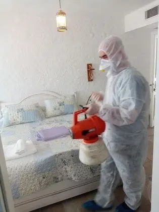 Sokak ve Bahçe Manzarali Oda