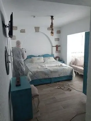 Sokak ve Bahçe Manzarali Oda