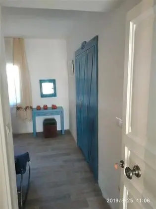 Sokak ve Bahçe Manzarali Oda