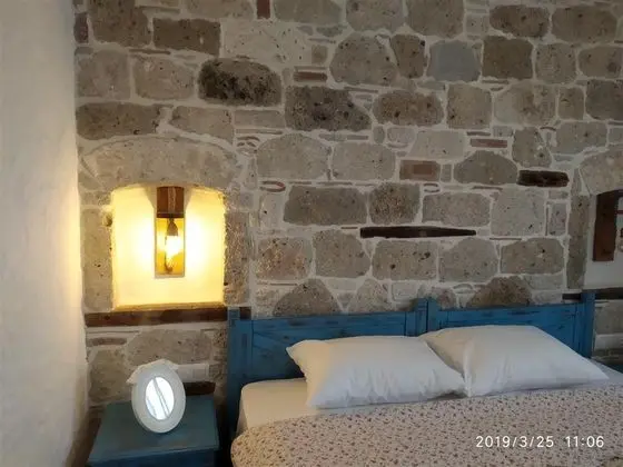 Sokak ve Bahçe Manzarali Oda