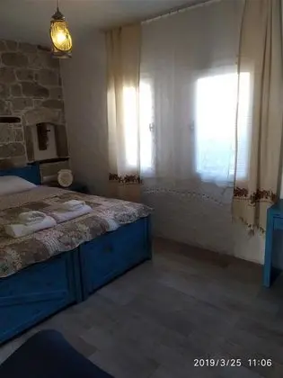 Sokak ve Bahçe Manzarali Oda