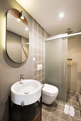 Sokak ve Bahçe Manzarali Oda