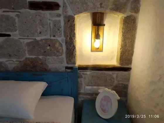 Sokak ve Bahçe Manzarali Oda