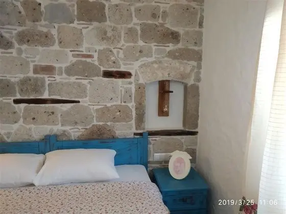 Sokak ve Bahçe Manzarali Oda