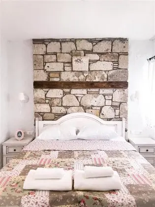 Sokak ve Bahçe Manzarali Oda