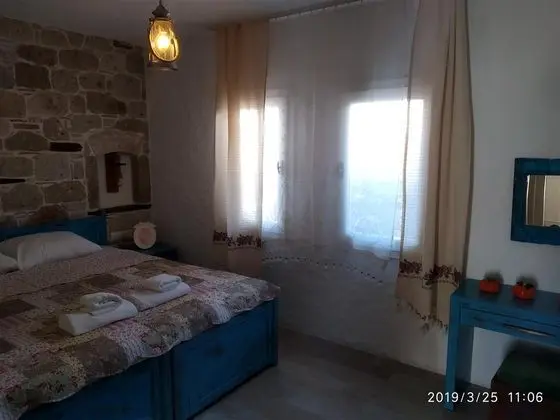Sokak ve Bahçe Manzarali Oda