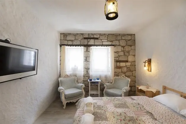 Sokak ve Bahçe Manzarali Oda
