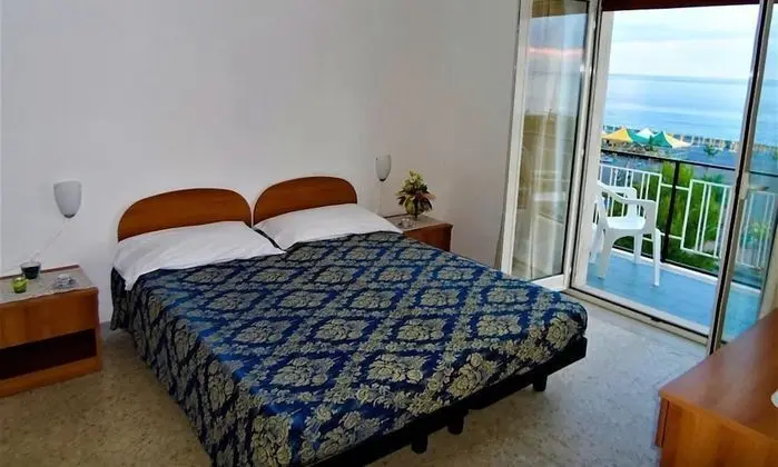 Standard Tek Büyük Yataklı Oda