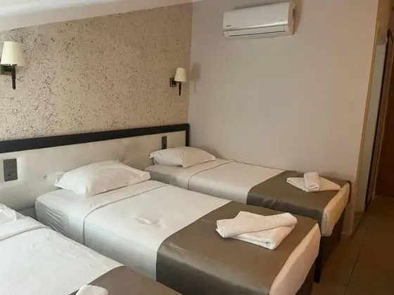 Triple,Kara veya Havuz Manzaralı,Balkonlu