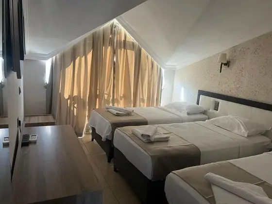 Triple,Kara veya Havuz Manzaralı,Balkonlu