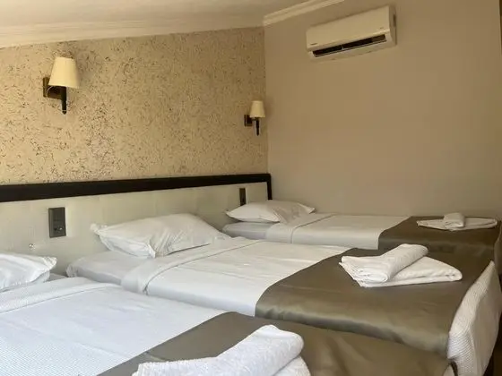 Triple,Kara veya Havuz Manzaralı,Balkonlu