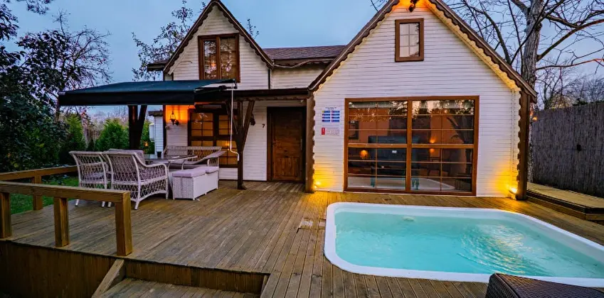 Havuzlu Bungalow Oda