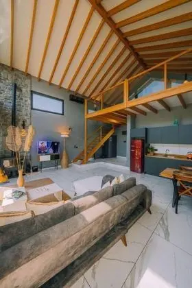 Taş Ev Suit, Bahçe Manzaralı, Isıtmalı Özel Havuzlu
