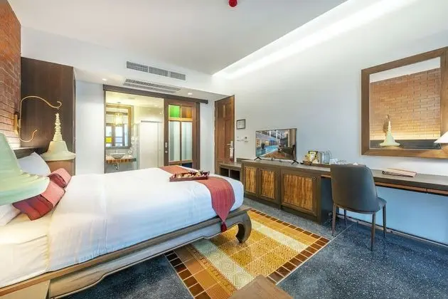 Superior Pool Access (King Bed)