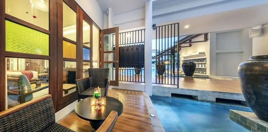 Superior Pool Access (King Bed)