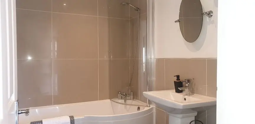 Superior Tek Büyük Yataklı Oda, Banyolu/Duşlu, Avlu Manzaralı (Courtyard room)