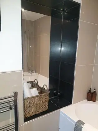 Superior Tek Büyük Yataklı Oda, Banyolu/Duşlu, Avlu Manzaralı (Courtyard room)