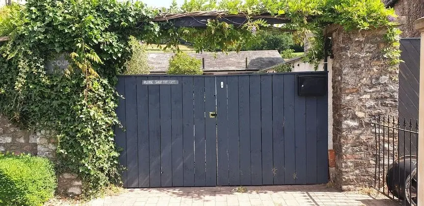 Superior Tek Büyük Yataklı Oda, Banyolu/Duşlu, Avlu Manzaralı (Courtyard room)