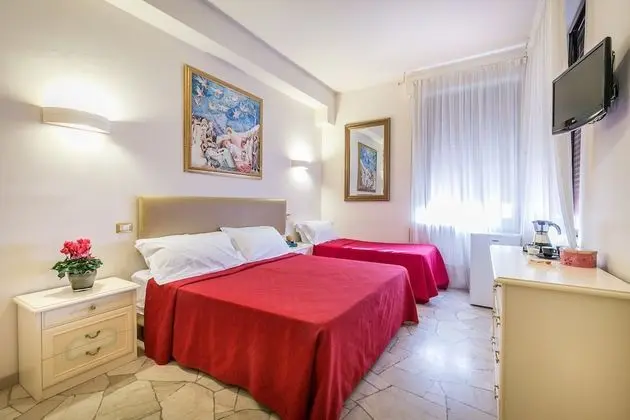 Üç Kişilik Oda, Sigara İçilmez