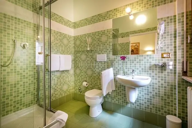 Üç Kişilik Oda, Sigara İçilmez