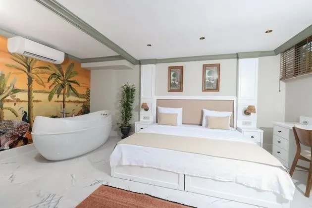 Deluxe Swim-Up with Jacuzzi