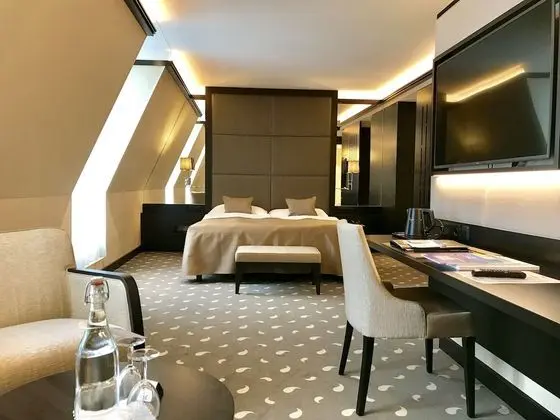 Deluxe Tek Büyük Yataklı Oda