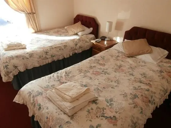 İki Ayrı Yataklı Oda, Ortak Banyo