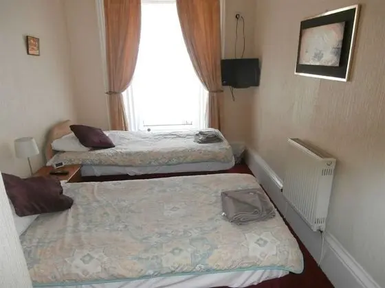 İki Ayrı Yataklı Oda, Ortak Banyo