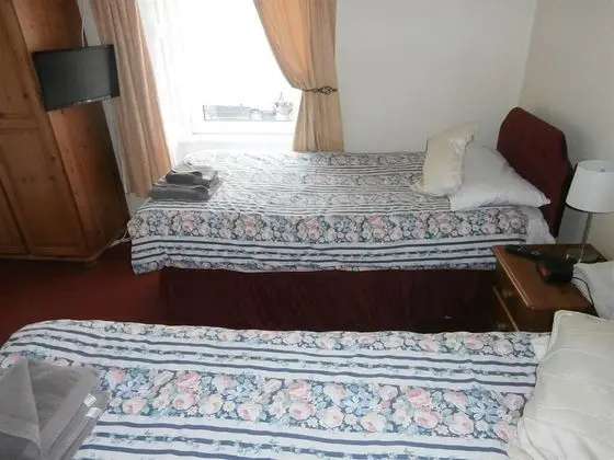 İki Ayrı Yataklı Oda, Ortak Banyo