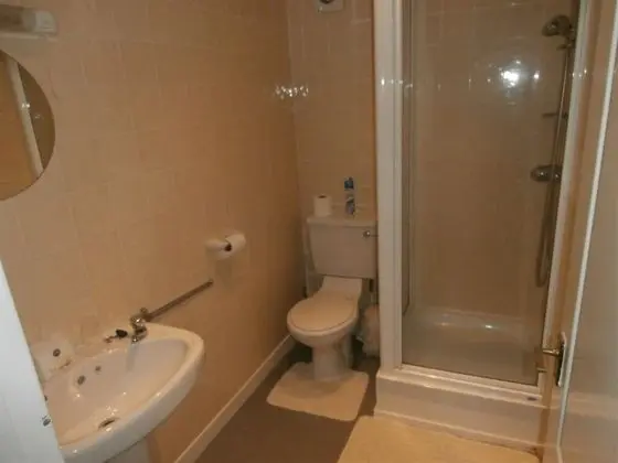 İki Ayrı Yataklı Oda, Ortak Banyo