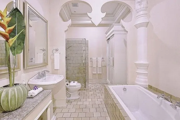 Executive Signature King Suite