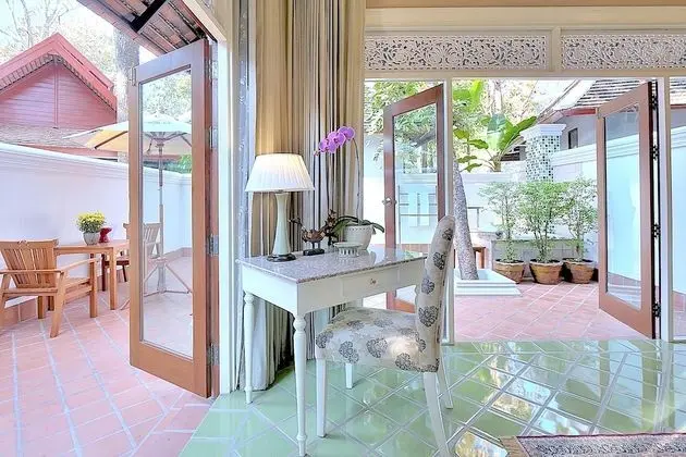 Premier King Courtyard Suite