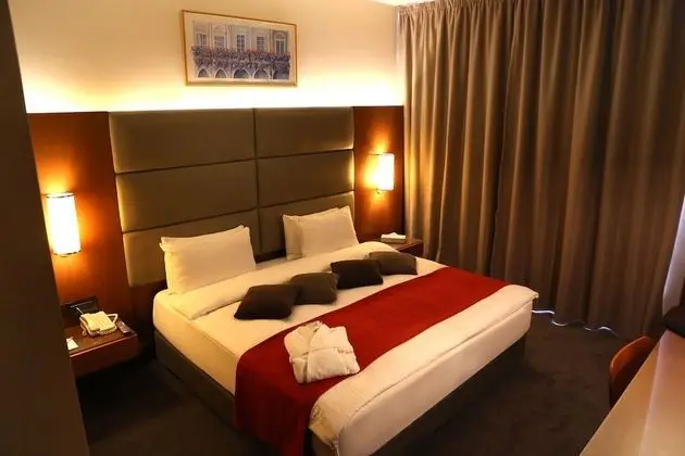 Deluxe King Partial Sea View